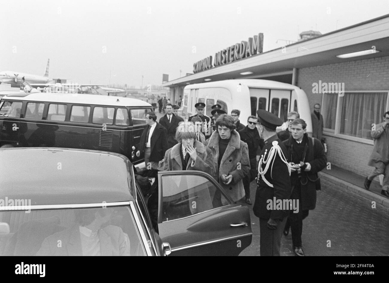 Arrivée Rolling Stones à l'aéroport de Schiphol, 26 mars 1966, arrivées, pays-Bas, agence de presse du xxe siècle photo, nouvelles à retenir, documentaire, photographie historique 1945-1990, histoires visuelles, L'histoire humaine du XXe siècle, immortaliser des moments dans le temps Banque D'Images