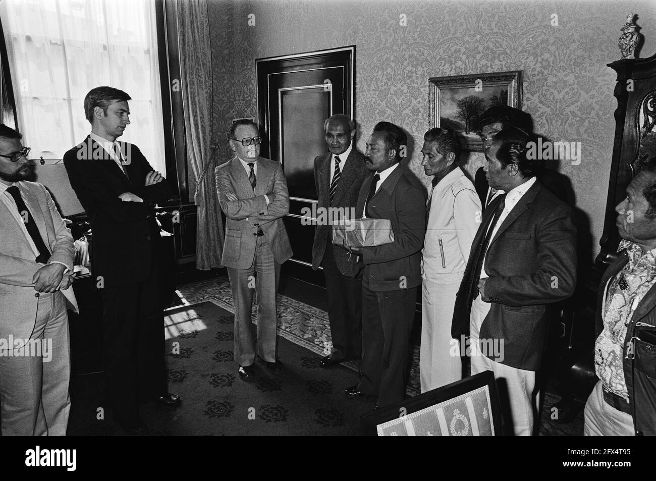 Le personnel militaire de l'ex KNIL offre Président de chambre Dolman pétition et pouvoirs dans le cadre du débat sur le règlement des prestations, 12 juin 1980, pays-Bas, agence de presse du XXe siècle photo, nouvelles à retenir, documentaire, photographie historique 1945-1990, histoires visuelles, L'histoire humaine du XXe siècle, immortaliser des moments dans le temps Banque D'Images