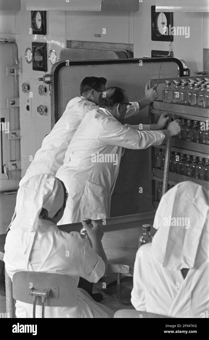 Admissions au Laboratoire central du Service transfusionnel de la Croix-Rouge des pays-Bas à Amsterdam, 25 août 1959, soins de santé, hôpitaux, Pays-Bas, Agence de presse du XXe siècle photo, nouvelles à retenir, documentaire, photographie historique 1945-1990, histoires visuelles, L'histoire humaine du XXe siècle, immortaliser des moments dans le temps Banque D'Images