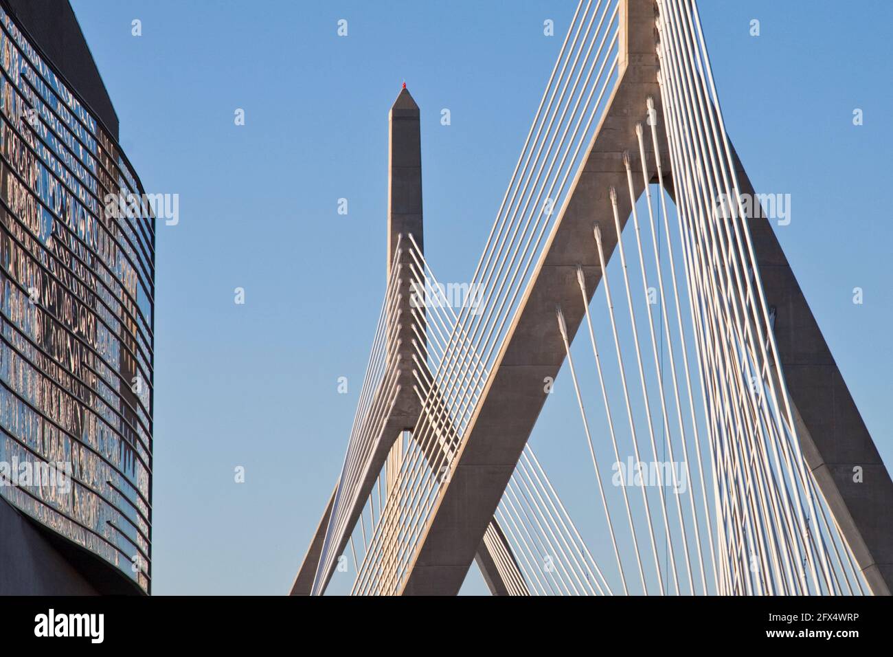 Leonard P. Zakim Bunker Hill Memorial Bridge et TD Garden Arena, Boston, Massachusetts, États-Unis Banque D'Images