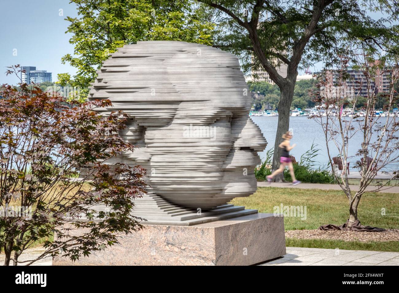 Le chef d'orchestre Arthur Fiedler Memorial de Boston POPS, sculpture de Ralph Helmick sur l'Esplanade de Charles River, Boston ma USA Banque D'Images