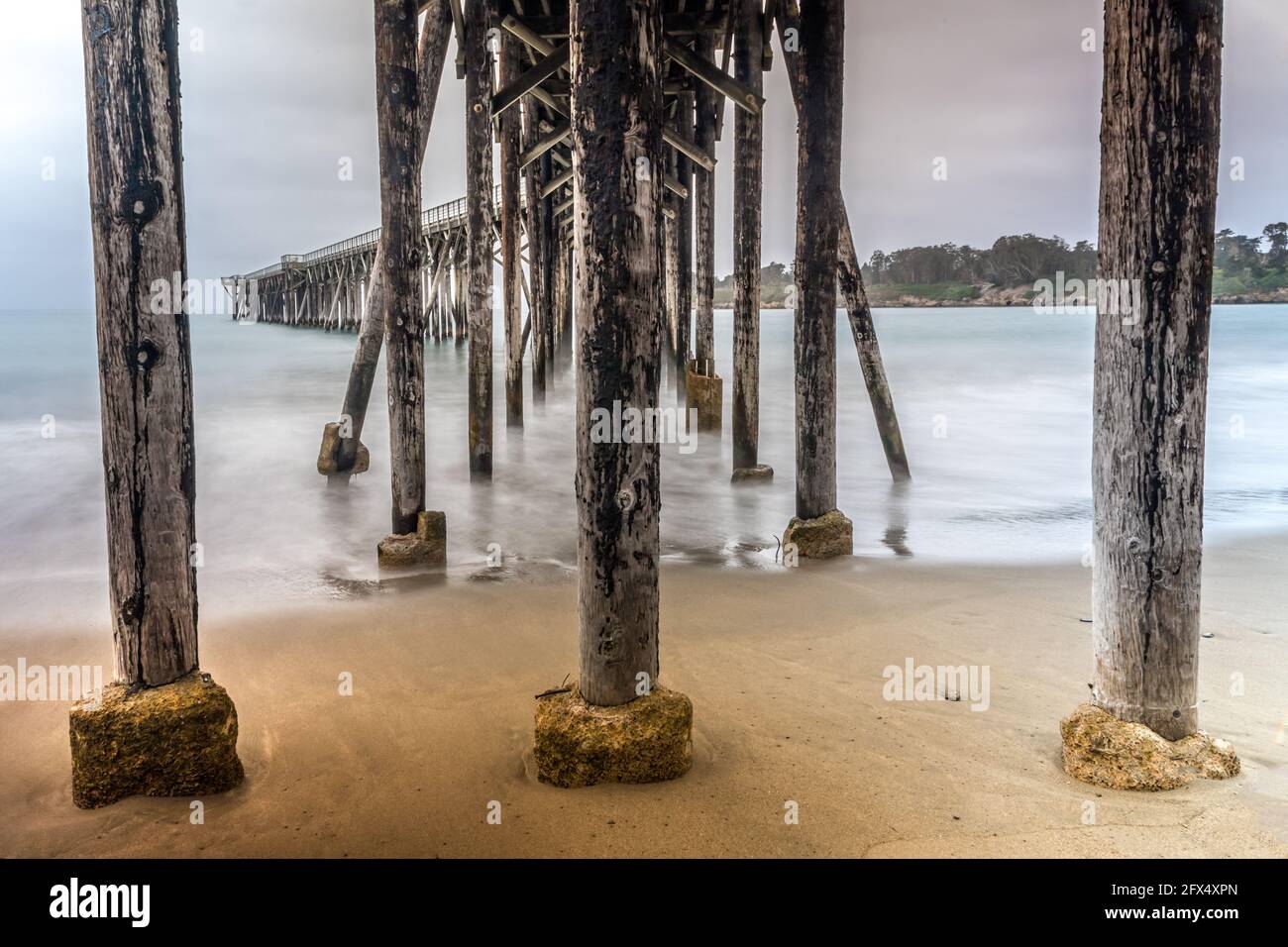 Jetée de San Simeon sur la plage William Randolph Hearst Memorial, Californie Banque D'Images