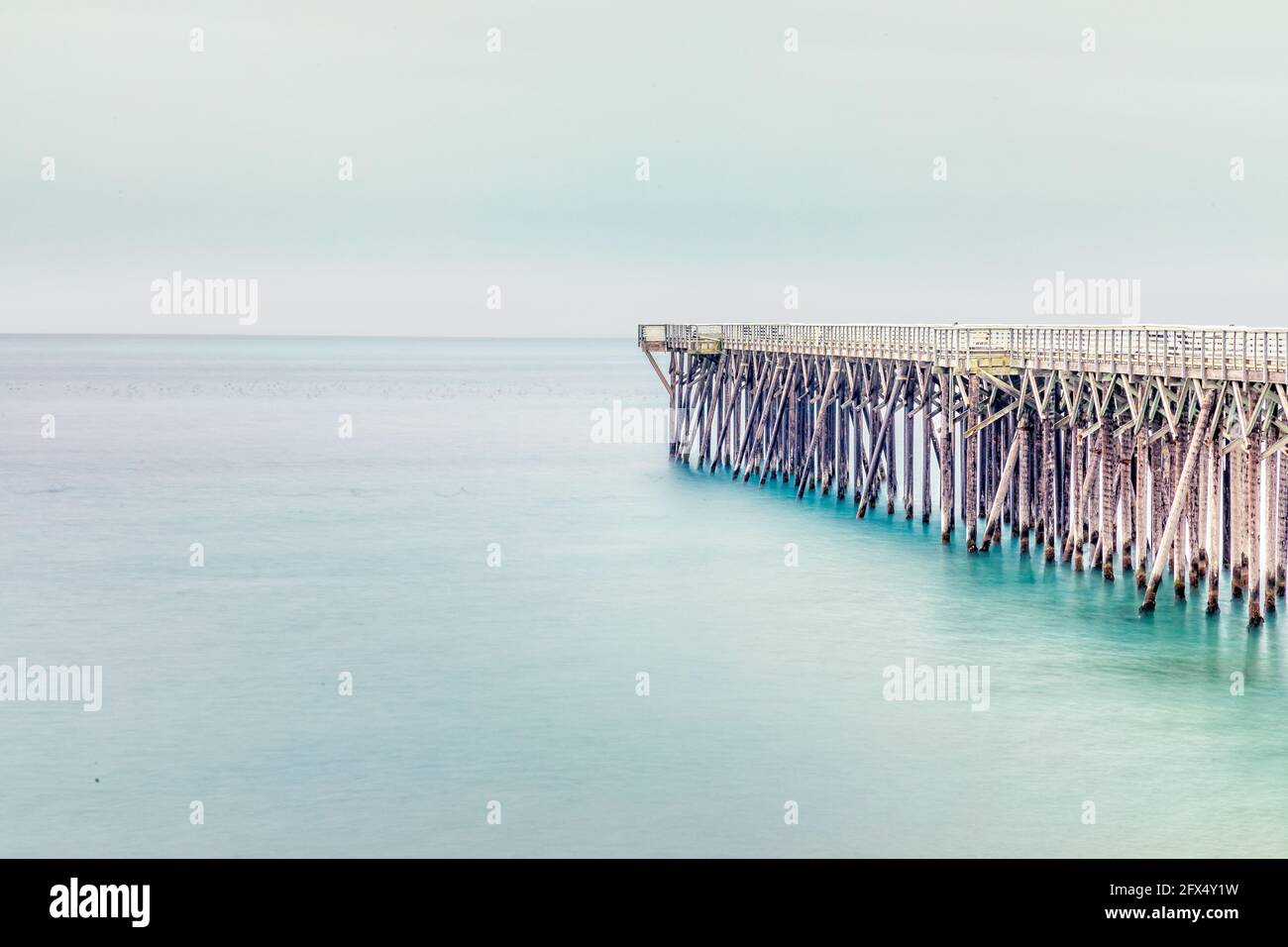 Jetée de San Simeon sur la plage William Randolph Hearst Memorial, Californie Banque D'Images