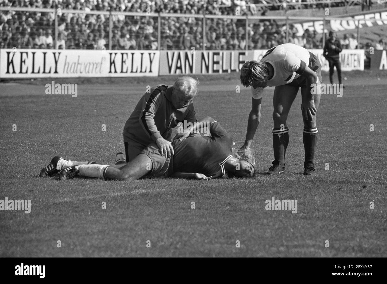 FC Amsterdam contre Ajax 1-2, le gardien d'Ajax Henk de Haan aide Johan Neeskens, 20 août 1972, sports, football, Pays-Bas, Agence de presse du XXe siècle photo, nouvelles à retenir, documentaire, photographie historique 1945-1990, histoires visuelles, L'histoire humaine du XXe siècle, immortaliser des moments dans le temps Banque D'Images