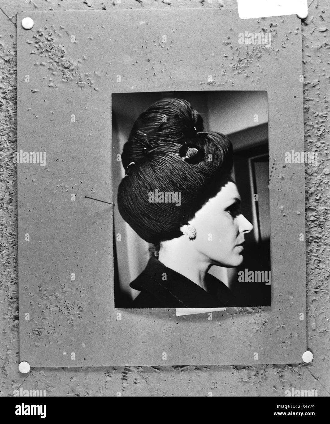 Chapeau viennois mode fourrure amusant. Chapeau en torons de laine, en tant  que coiffure, 17 octobre 1969, chapeaux, mode, pays-Bas, agence de presse  du xxe siècle photo, nouvelles à retenir, documentaire, photographie