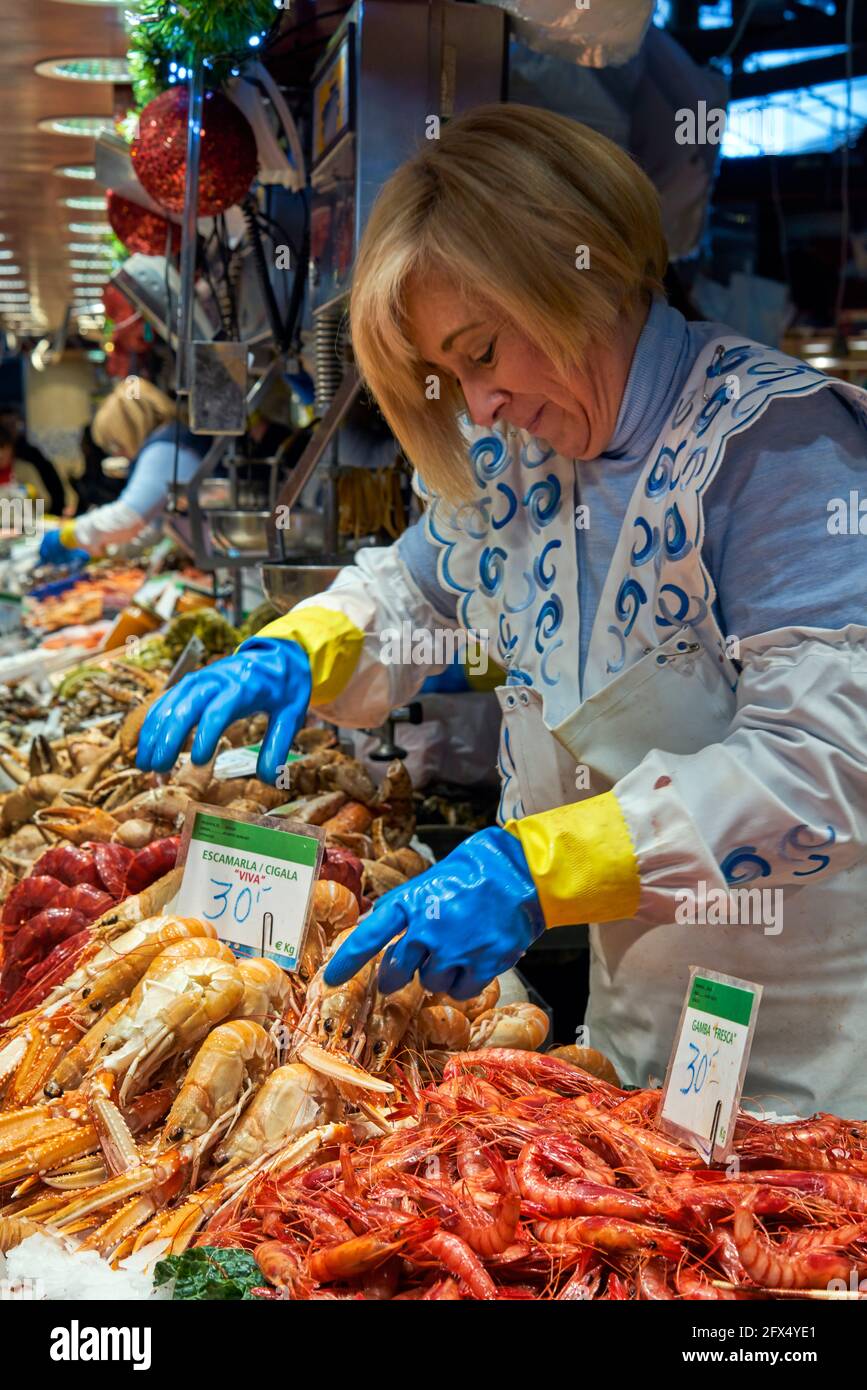 Barcelone. Catalogne. Espagne. Le Mercat de Sant Josep de la Boqueria. Poissonnier Banque D'Images