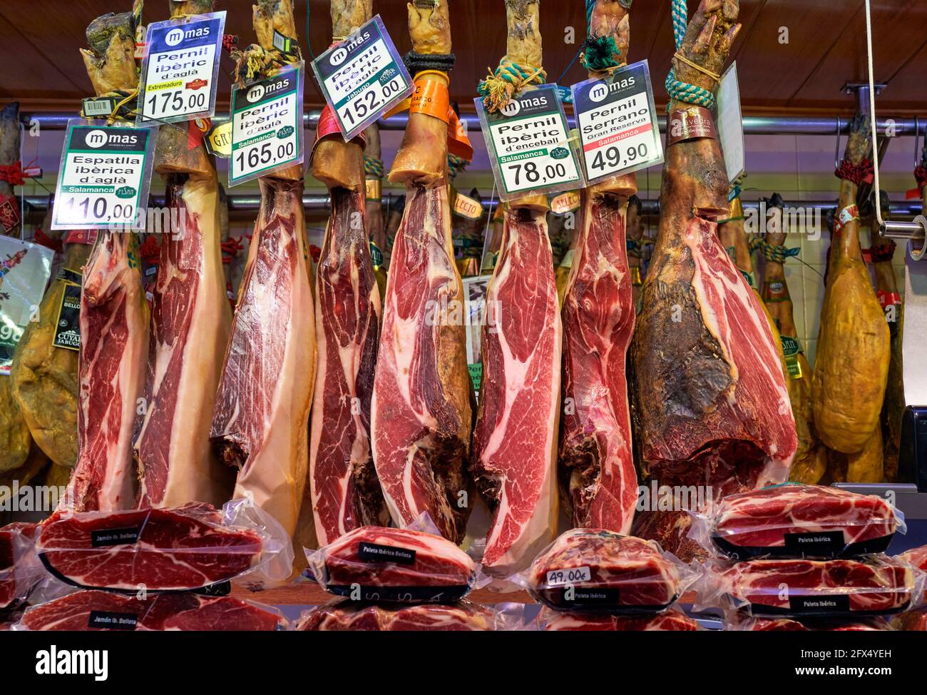 Barcelone. Catalogne. Espagne. Le Mercat de Sant Josep de la Boqueria. Jamon Iberico (jambon sec) Banque D'Images