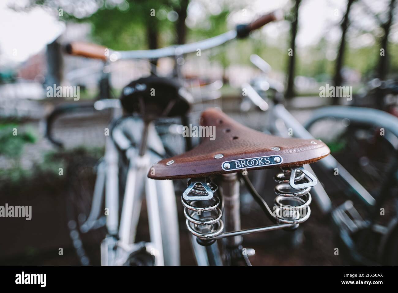 3 selles de bicyclette en cuir - Une Brooks avec base en