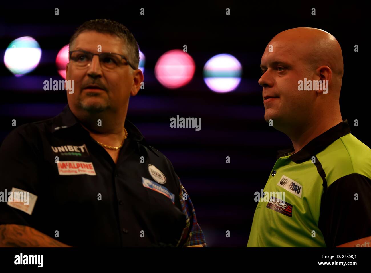 25 mai 2021 ; Marshall Arena, Milton Keynes, Buckinghamshire, Angleterre ; Professional Darts Corporation, Unibet Premier League Night 14 Milton Keynes; Michael van Gerwen et Gary Anderson Banque D'Images