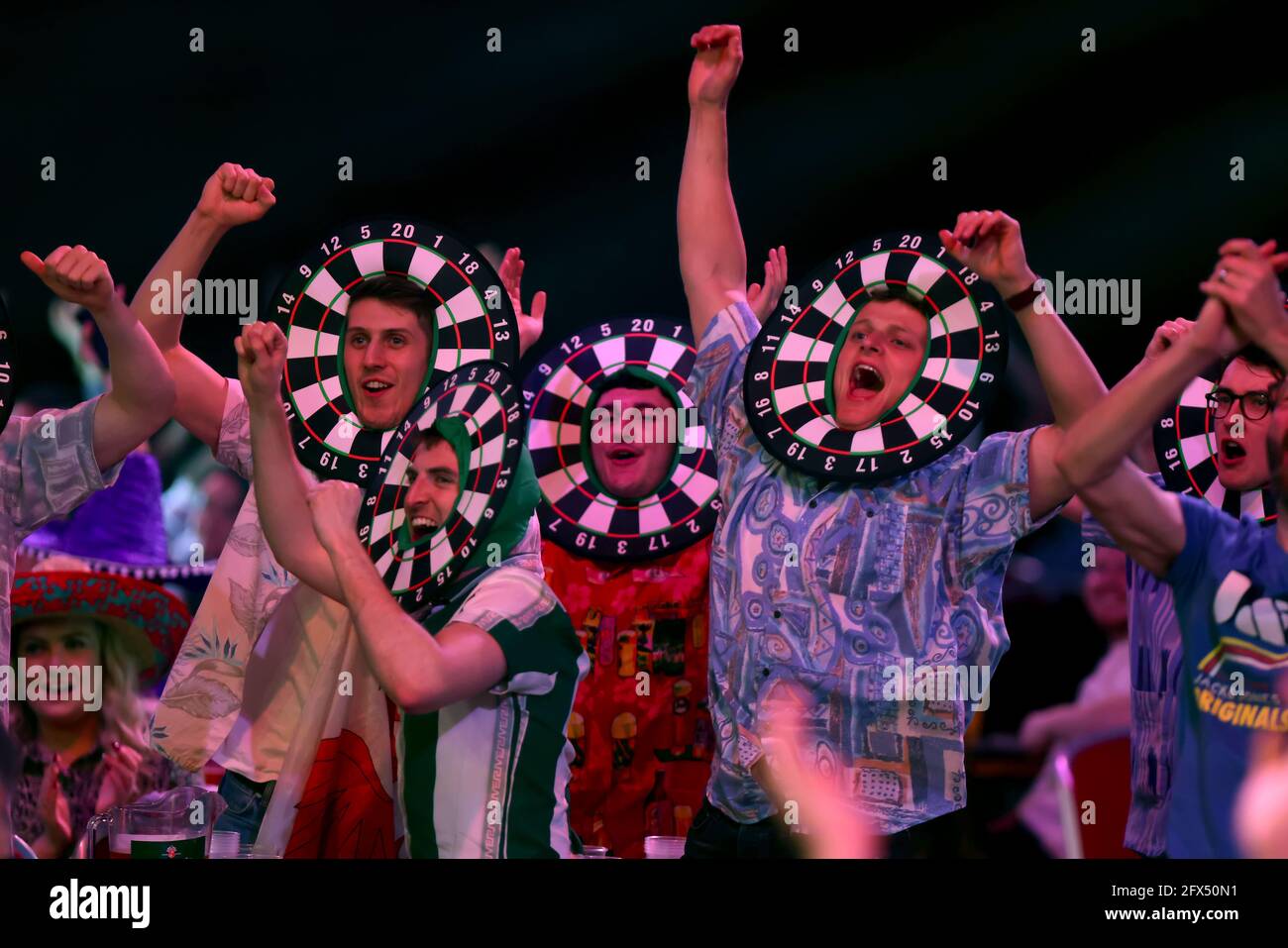 25 mai 2021 ; Marshall Arena, Milton Keynes, Buckinghamshire, Angleterre ; Professional Darts Corporation, Unibet Premier League Night 14 Milton Keynes ; les fans célèbrent un 180 Banque D'Images