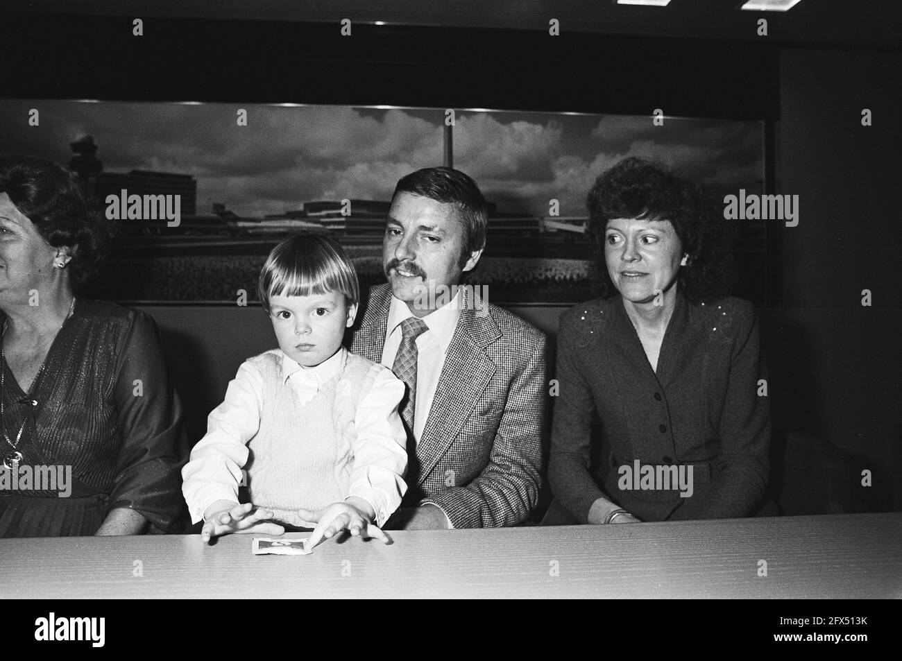 Arrivée Siesal, Ned. Qui a été pris en otage dans un avion à Bangkok, Siesal à l'aéroport de Schiphol avec son fils et sa femme, 6 avril 1981, GAINS, arrivées, Otages, pays-Bas, Agence de presse du XXe siècle photo, nouvelles à retenir, documentaire, photographie historique 1945-1990, histoires visuelles, L'histoire humaine du XXe siècle, immortaliser des moments dans le temps Banque D'Images Arrivée Siesal, Ned. Qui a été pris en otage dans un avion à Bangkok, Siesal à l'aéroport de Schiphol avec son fils et sa femme, 6 avril 1981, GAINS, arrivées, Otages, pays-Bas, Agence de presse du XXe siècle photo, nouvelles à retenir, documentaire, photographie historique 1945-1990, histoires visuelles, L'histoire humaine du XXe siècle, immortaliser des moments dans le temps Banque D'Images