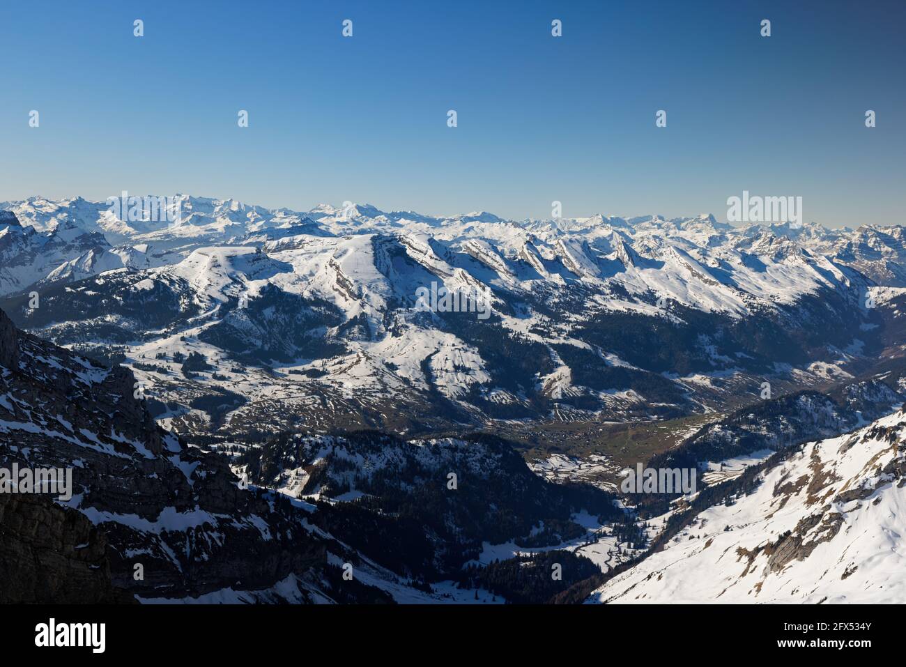 paysage de montagne suisse dans la neige photographié de la vue d'oiseau, ciel sans nuages avec une visibilité extrême, jour, sans personnes, dans le backgro Banque D'Images