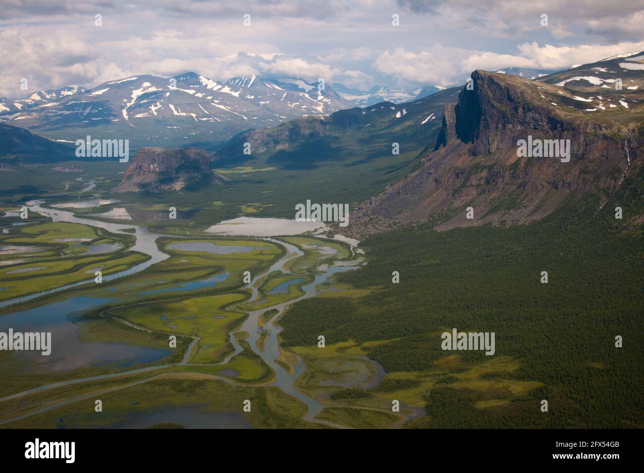 Vue sur la vallée de Rapalien et le sommet de la montagne de Skierfe à partir d'un hélicoptère, parc national de Sarek, Laponie suédoise. Banque D'Images