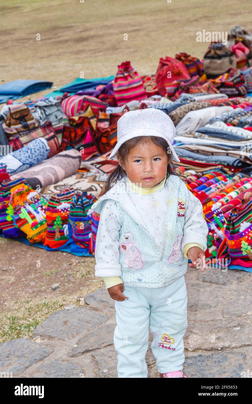 Une jolie fille Quecha locale dans le marché de tissage à Chinchero, un petit village rustique andin dans la Vallée Sacrée, province d'Urubamba, région de Cusco, Pérou Banque D'Images