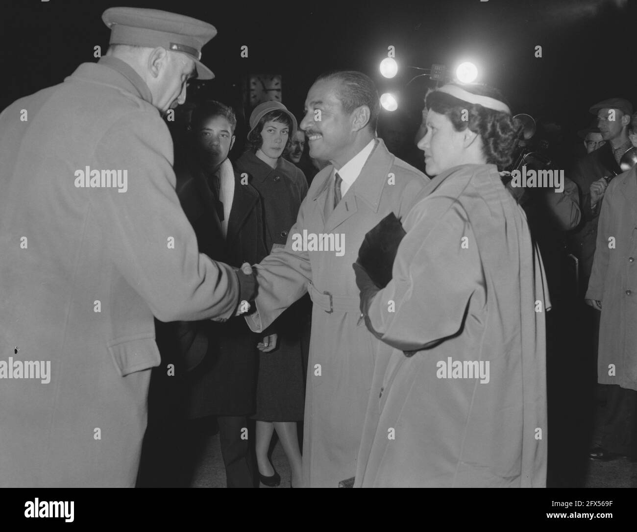 Arrivée du Sultan Hamid II de Pontianak à l'aéroport de Schiphol, 6 novembre 1958, arrivées, aéroports, Souverains, pays-Bas, Agence de presse du XXe siècle photo, nouvelles à retenir, documentaire, photographie historique 1945-1990, histoires visuelles, L'histoire humaine du XXe siècle, immortaliser des moments dans le temps Banque D'Images