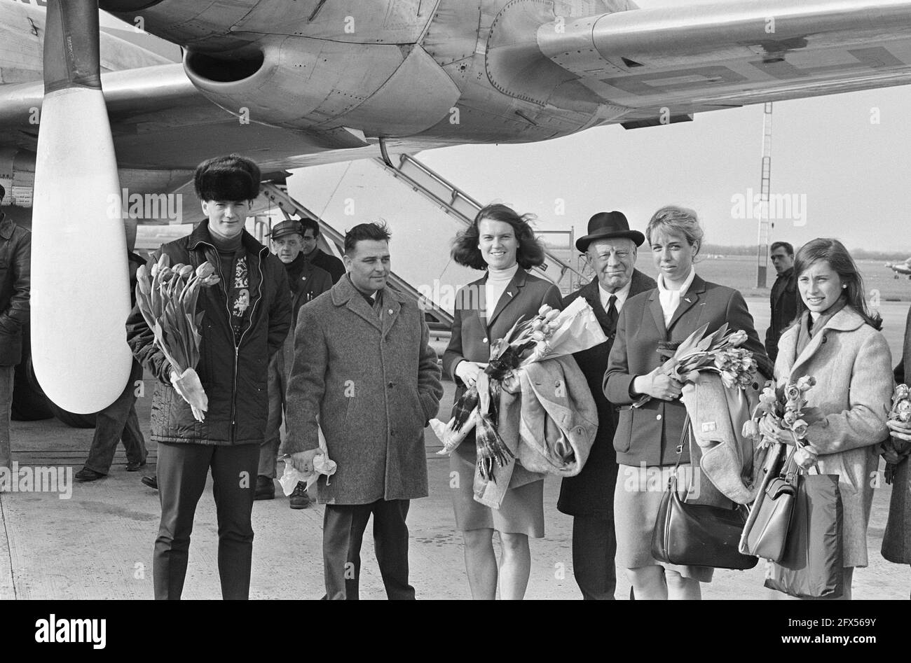 Arrivée Stien Kaiser et Jorrit Jorritsma à l'aéroport de Schiphol depuis Inzell, 6 mars 1967, patinage, sports, Pays-Bas, Agence de presse du XXe siècle photo, nouvelles à retenir, documentaire, photographie historique 1945-1990, histoires visuelles, L'histoire humaine du XXe siècle, immortaliser des moments dans le temps Banque D'Images