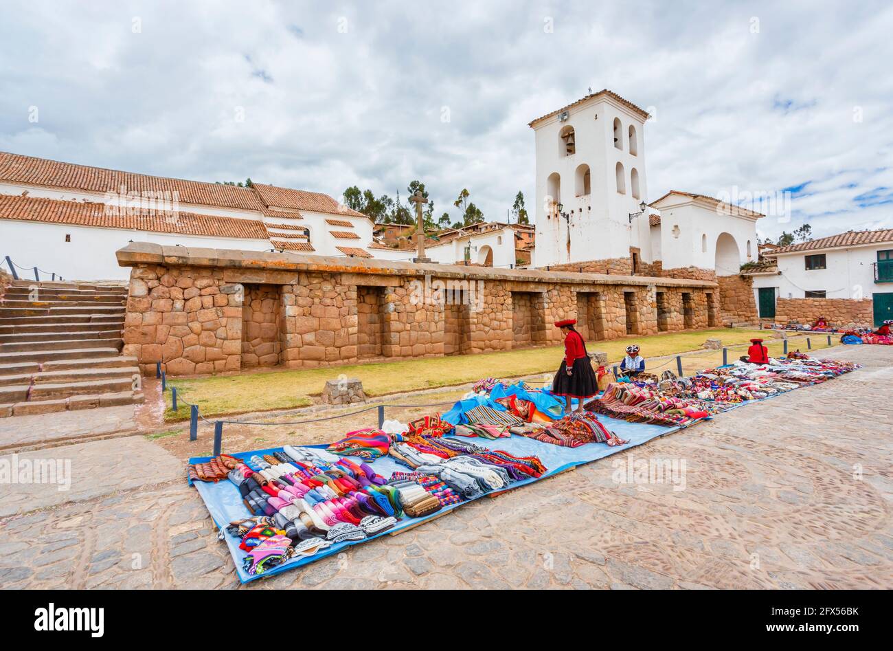 Marché extérieur de textiles et de souvenirs sur la place de la ville de Chinchero, un village rustique andin dans la Vallée Sacrée, Urubamba, région de Cusco, Pérou Banque D'Images