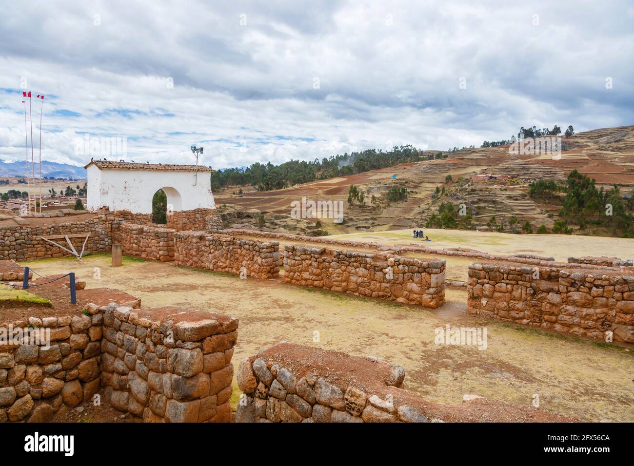 Murs anciens et campagne mitoyenne sur la place de la ville de Chinchero, un village andin rustique dans la Vallée Sacrée, Urubamba, région de Cusco, Pérou Banque D'Images