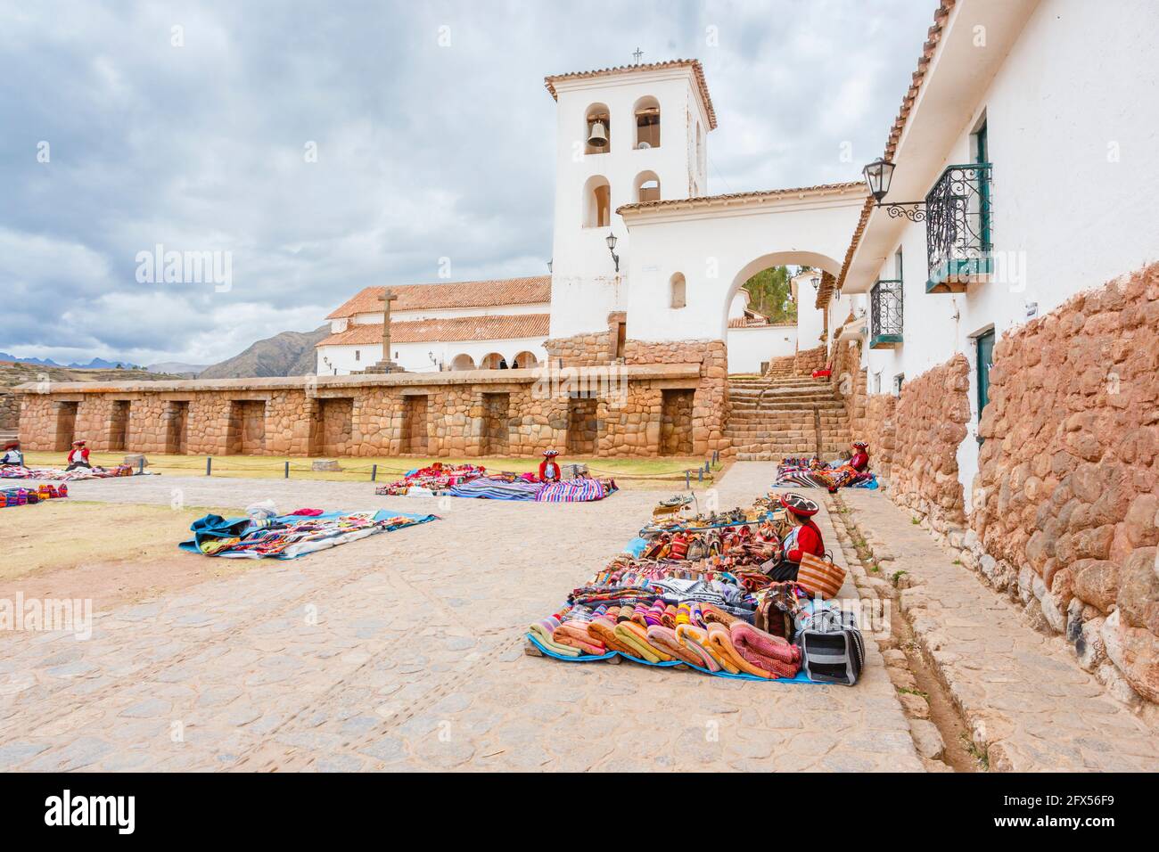 Marché extérieur de textiles et de souvenirs sur la place de la ville de Chinchero, un village rustique andin dans la Vallée Sacrée, Urubamba, région de Cusco, Pérou Banque D'Images