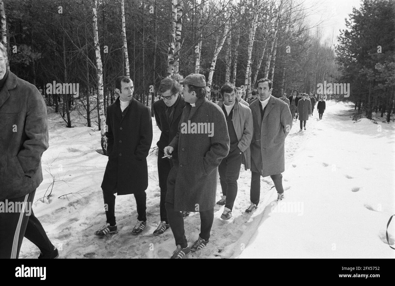 Les joueurs de Feyenoord marchent dans la forêt Varsovie (Pologne), 1er avril 1970, forêts, promenades, Pays-Bas, Agence de presse du XXe siècle photo, nouvelles à retenir, documentaire, photographie historique 1945-1990, histoires visuelles, L'histoire humaine du XXe siècle, immortaliser des moments dans le temps Banque D'Images