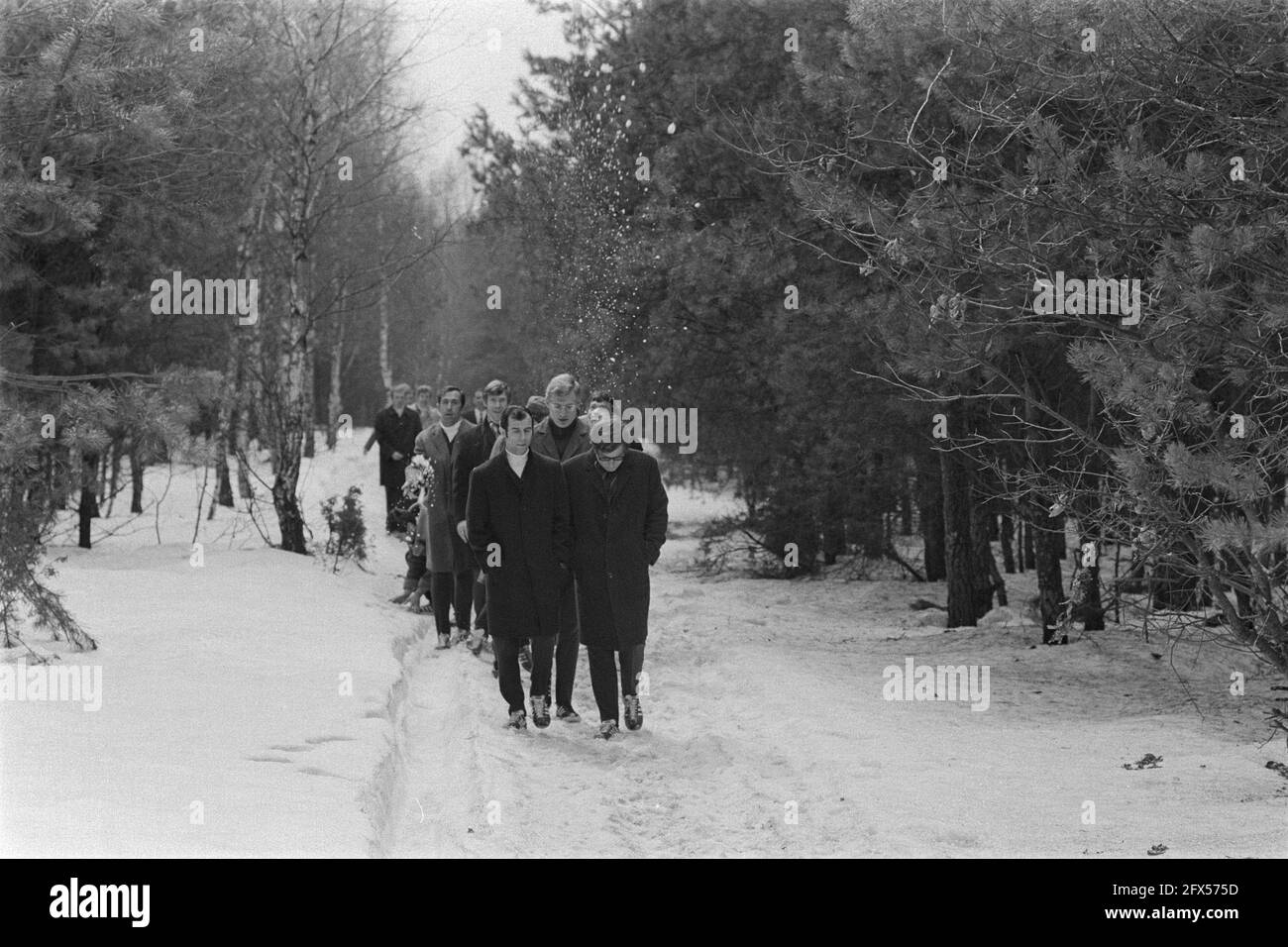 Les joueurs de Feyenoord marchent dans la forêt Varsovie (Pologne), 1er avril 1970, forêts, promenades, Pays-Bas, Agence de presse du XXe siècle photo, nouvelles à retenir, documentaire, photographie historique 1945-1990, histoires visuelles, L'histoire humaine du XXe siècle, immortaliser des moments dans le temps Banque D'Images