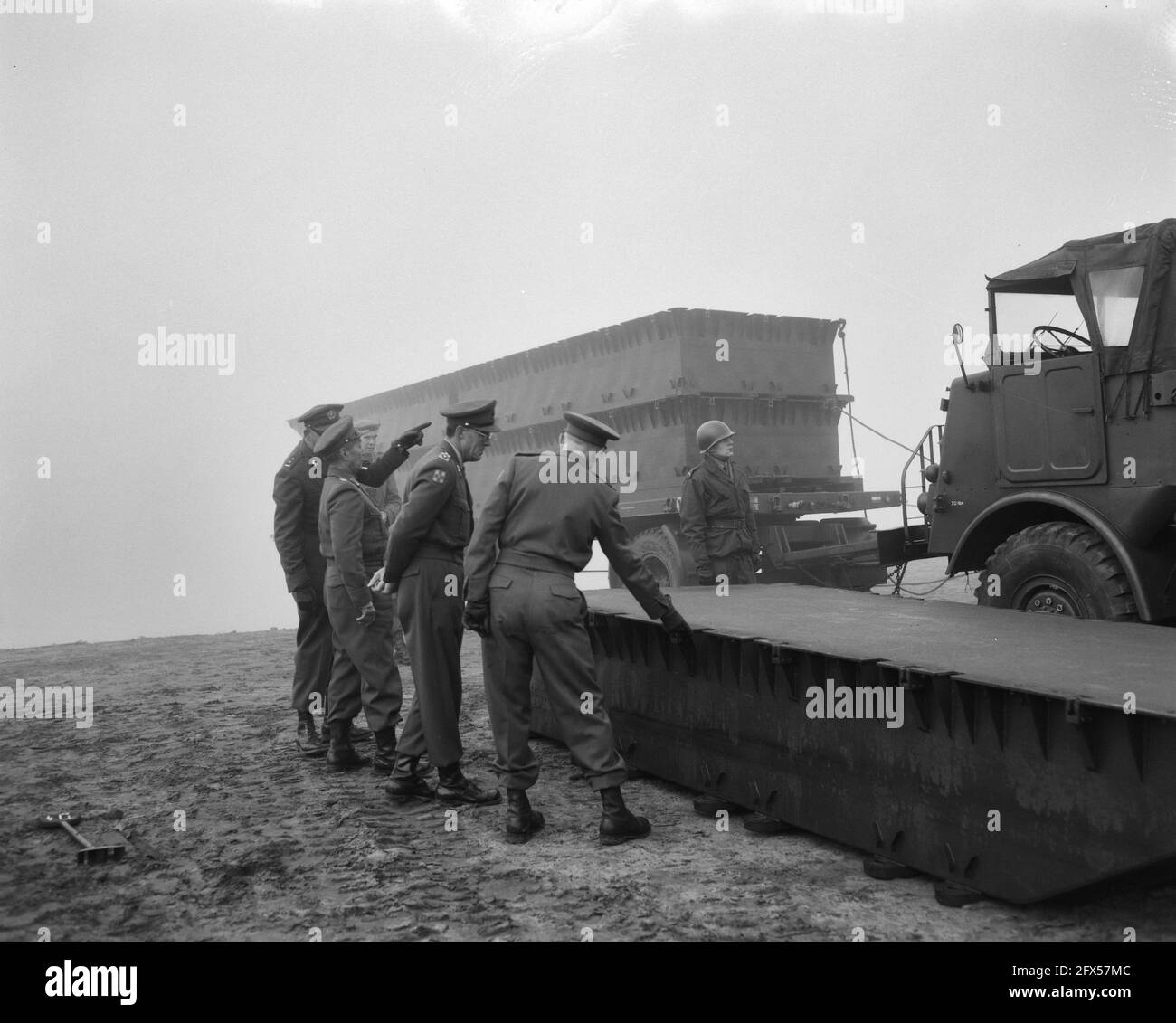 Le prince Bernhard à la démonstration de matériel de génie de K. L. à Hedel. Le Prince Bernhard regarde construire un radeau à partir du matériau de pont de ponton, 27 novembre 1963, démonstrations, pays-Bas, agence de presse du XXe siècle photo, nouvelles à retenir, documentaire, photographie historique 1945-1990, histoires visuelles, L'histoire humaine du XXe siècle, immortaliser des moments dans le temps Banque D'Images