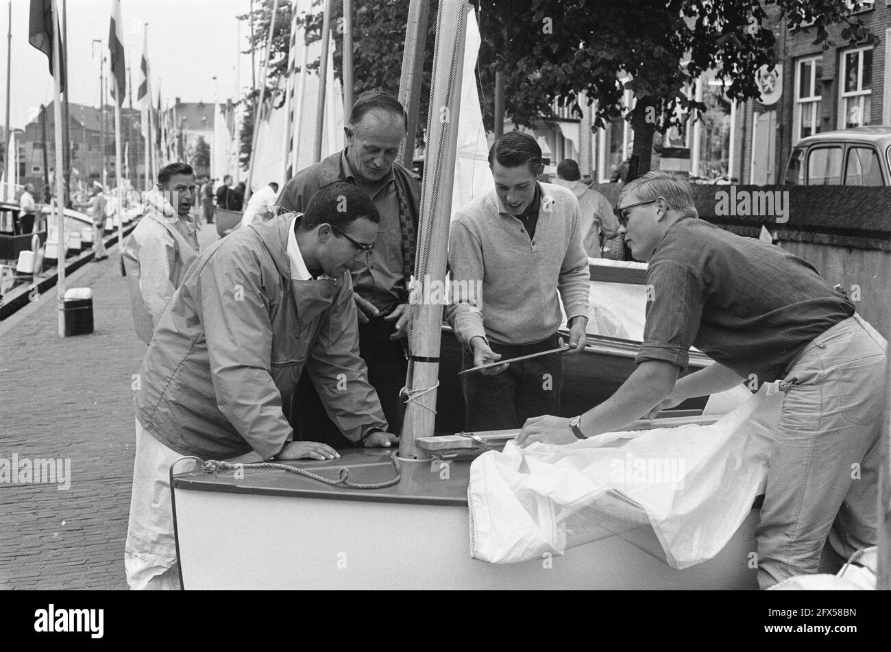 Fin Gold Cup 1963 sur l'Ijsselmeer près de Medemblik. Partie de l'équipe néerlandaise avant le début, 15 août 1963, DÉPART, équipes, Pays-Bas, Agence de presse du XXe siècle photo, nouvelles à retenir, documentaire, photographie historique 1945-1990, histoires visuelles, L'histoire humaine du XXe siècle, immortaliser des moments dans le temps Banque D'Images