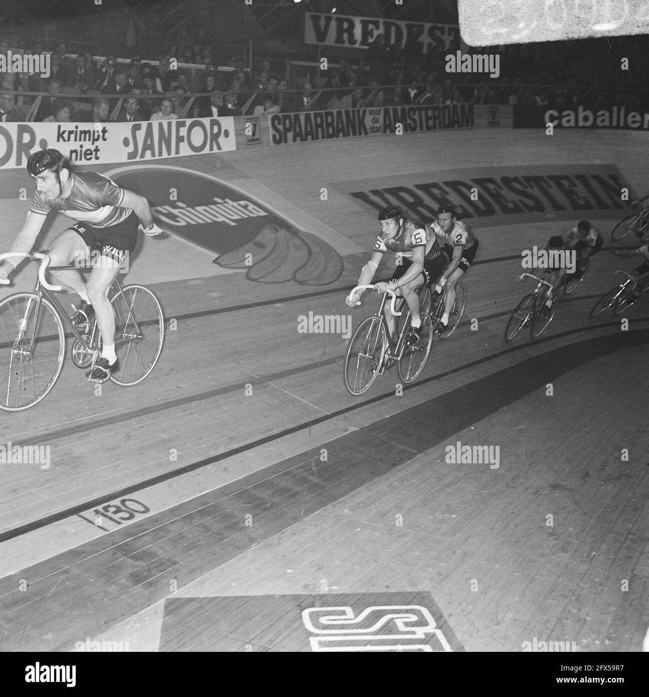 Terminez la course cycliste de six jours RAI Amsterdam. Gagnant couple Post (à gauche) et Deloof pendant le tour d'honneur avec couronne, 17 décembre 1969, WIELRENNEN, pays-Bas, agence de presse du xxe siècle photo, nouvelles à retenir, documentaire, photographie historique 1945-1990, histoires visuelles, L'histoire humaine du XXe siècle, immortaliser des moments dans le temps Banque D'Images