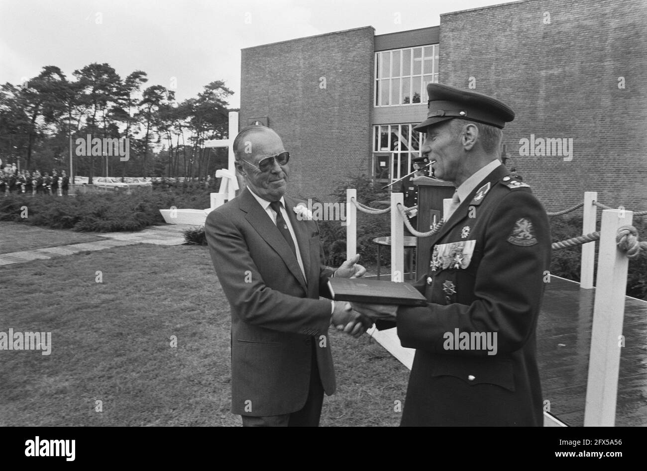 Le Prince Bernhard à la réunion du 40e anniversaire première division décembre 7; le Prince Bernhard reçoit le livre du jubilé des mains du général major Tjassens, 30 août 1986, réunions, généraux, Réceptions, princes, pays-Bas, agence de presse du XXe siècle photo, news to remember, documentaire, photographie historique 1945-1990, histoires visuelles, L'histoire humaine du XXe siècle, immortaliser des moments dans le temps Banque D'Images