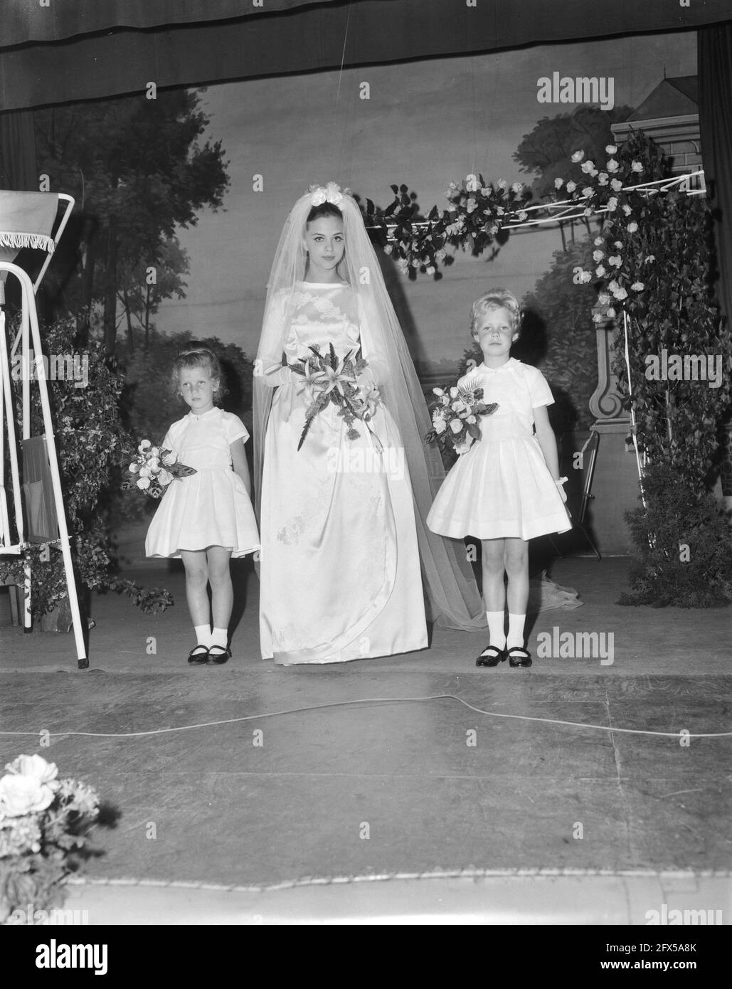 Fleuropiade 1963 tenue à Utrecht. Robe de mariée de dentelle suisse avec train et bouquet d'accompagnement, 5 juin 1963, pays-Bas, agence de presse du XXe siècle photo, news to remember, documentaire, photographie historique 1945-1990, histoires visuelles, L'histoire humaine du XXe siècle, immortaliser des moments dans le temps Banque D'Images