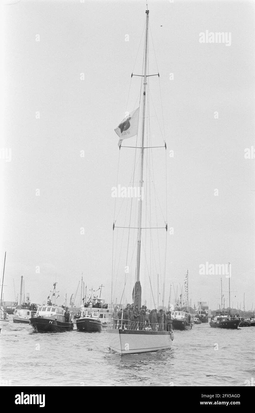 Flyer arrive à Rotterdam après avoir remporté la course de voile de Whitbraerd. Bernhard, Mme Van Rietschoten et Conny van Rietschoten, 4.5 arrival Flyer, 8 avril 1982, arrivées, courses de voile, pays-Bas, Agence de presse du XXe siècle photo, news to remember, documentaire, photographie historique 1945-1990, histoires visuelles, L'histoire humaine du XXe siècle, immortaliser des moments dans le temps Banque D'Images