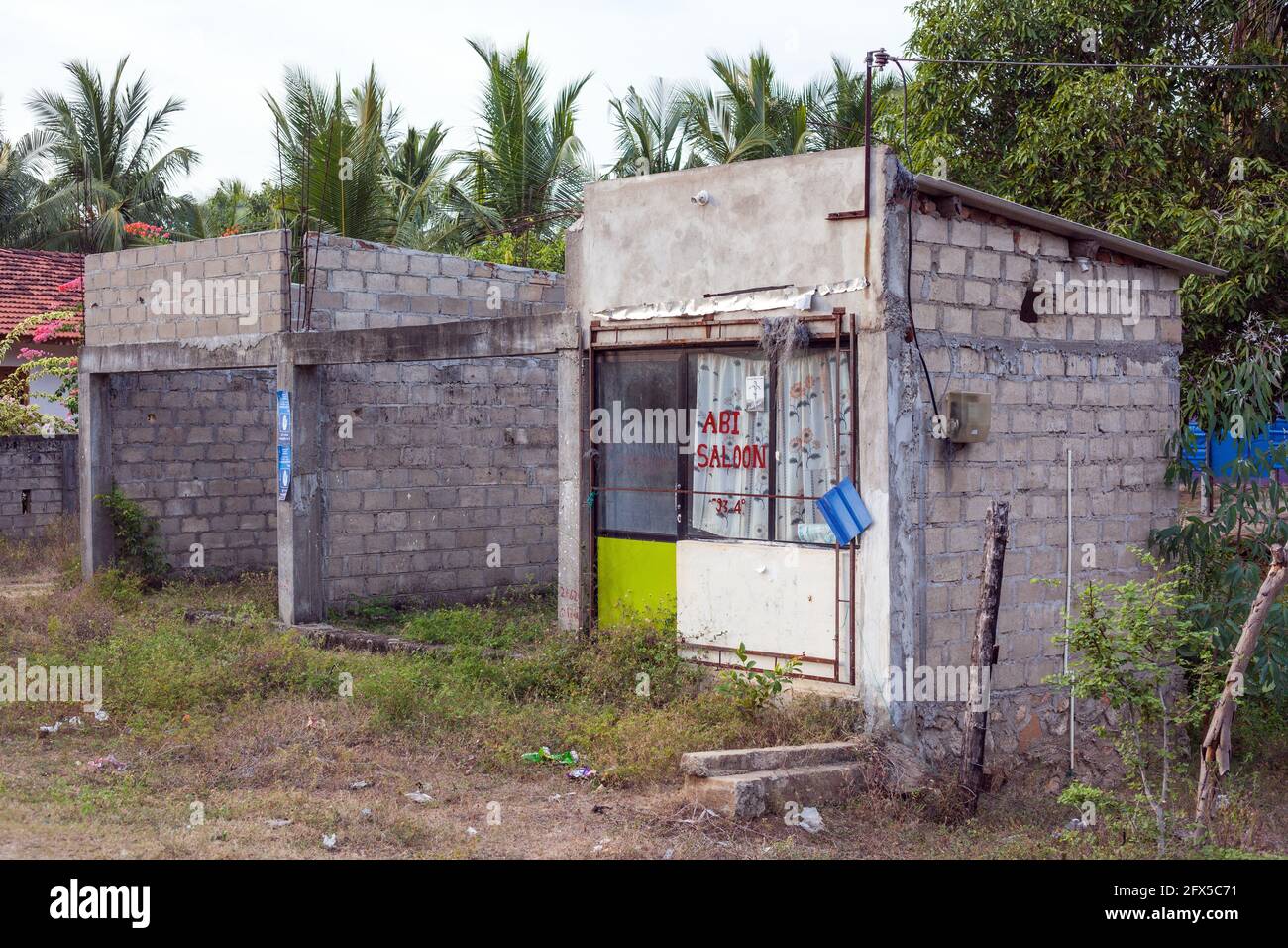 Salon de coiffure de RamManille dans un bâtiment délabré, en raison des attentats à la guerre civile, Kalludah, province du Nord, Sri Lakna Banque D'Images