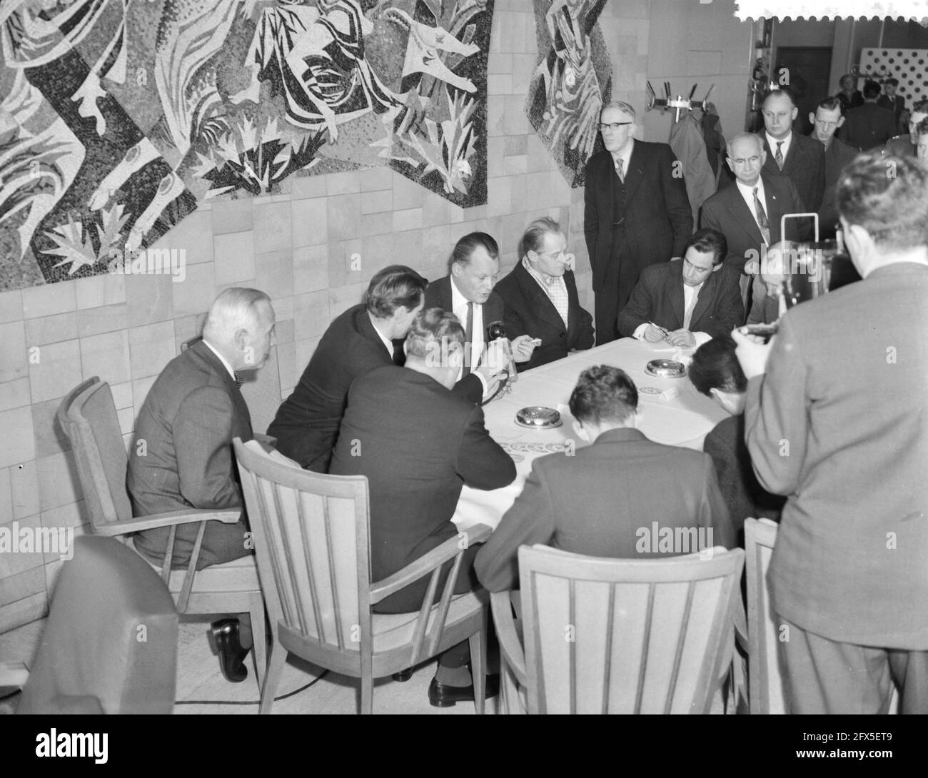 Arrivée du maire de Berlin Ouest Willy Brand à l'aéroport de Schiphol, Willy Brandt lors de la conférence de presse, 13 avril 1959, pays-Bas, agence de presse du XXe siècle photo, nouvelles à retenir, documentaire, photographie historique 1945-1990, histoires visuelles, L'histoire humaine du XXe siècle, immortaliser des moments dans le temps Banque D'Images