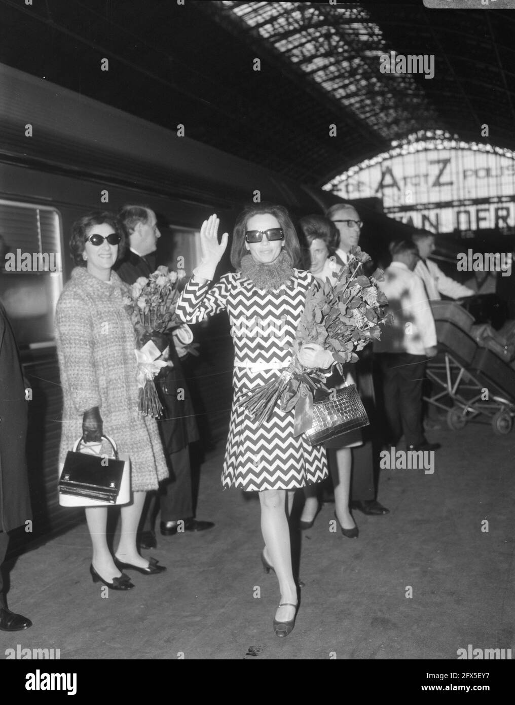 Arrivée de l'actrice française Leslie Caron à la gare centrale d'Amsterdam, 27 octobre 1966, arrivée et départ, acteurs, Premières, pays-Bas, Agence de presse du XXe siècle photo, nouvelles à retenir, documentaire, photographie historique 1945-1990, histoires visuelles, L'histoire humaine du XXe siècle, immortaliser des moments dans le temps Banque D'Images