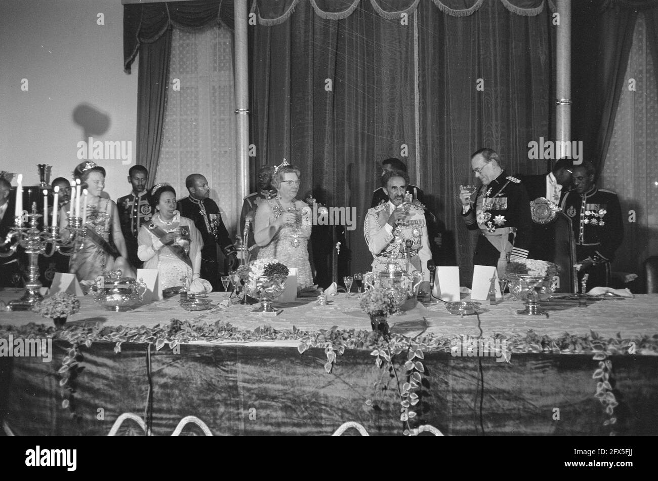 Dîner de gala à l'empereur Haile Selassie du Palais Impérial, 24 janvier 1969, dîners de gala, toasting, Pays-Bas, Agence de presse du XXe siècle photo, nouvelles à retenir, documentaire, photographie historique 1945-1990, histoires visuelles, L'histoire humaine du XXe siècle, immortaliser des moments dans le temps Banque D'Images