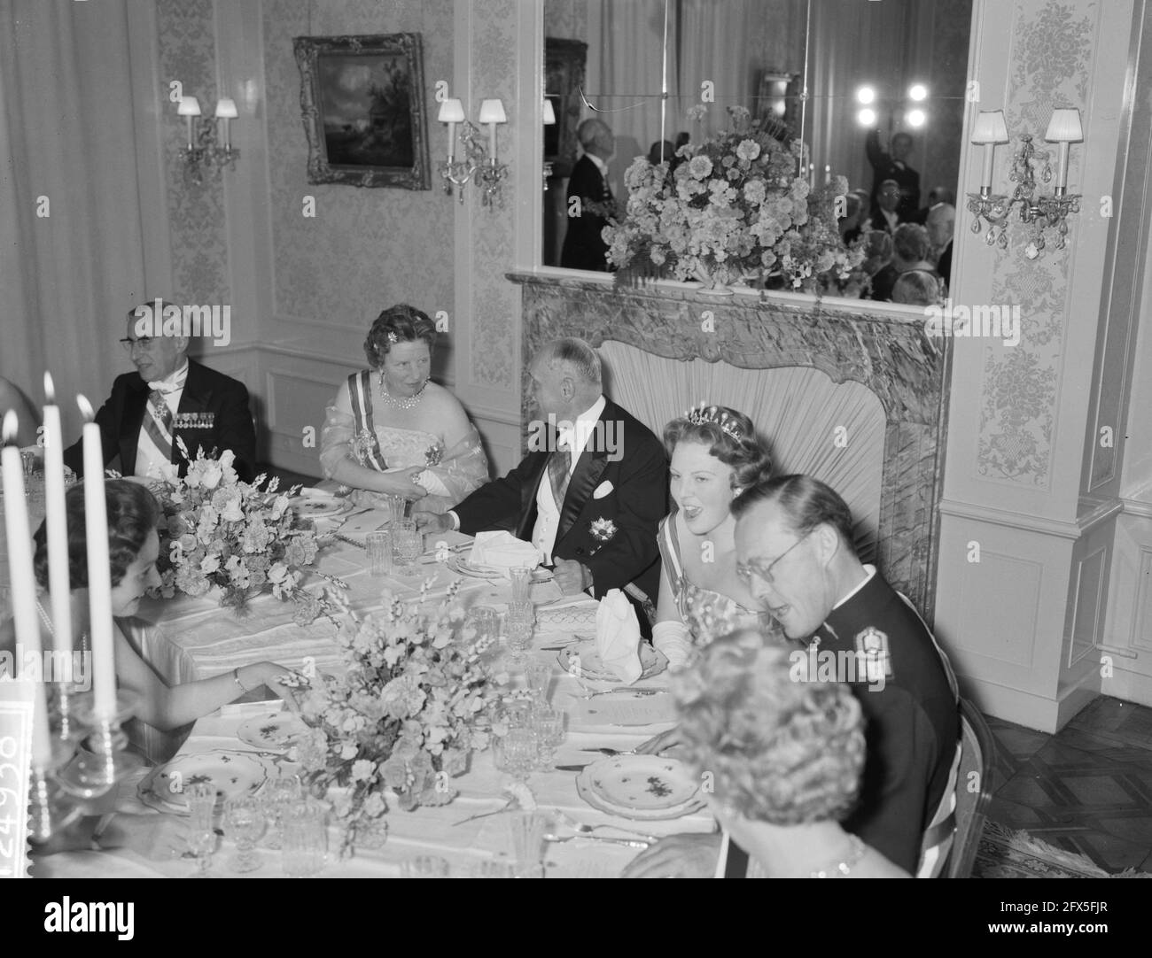 Dîner de gala à l'Ambassade d'Autriche . La reine Juliana, la princesse Beatrix et le prince Bernhard à la table, le 18 mai 1961, dîners de gala, tables, Pays-Bas, Agence de presse du XXe siècle photo, nouvelles à retenir, documentaire, photographie historique 1945-1990, histoires visuelles, L'histoire humaine du XXe siècle, immortaliser des moments dans le temps Banque D'Images