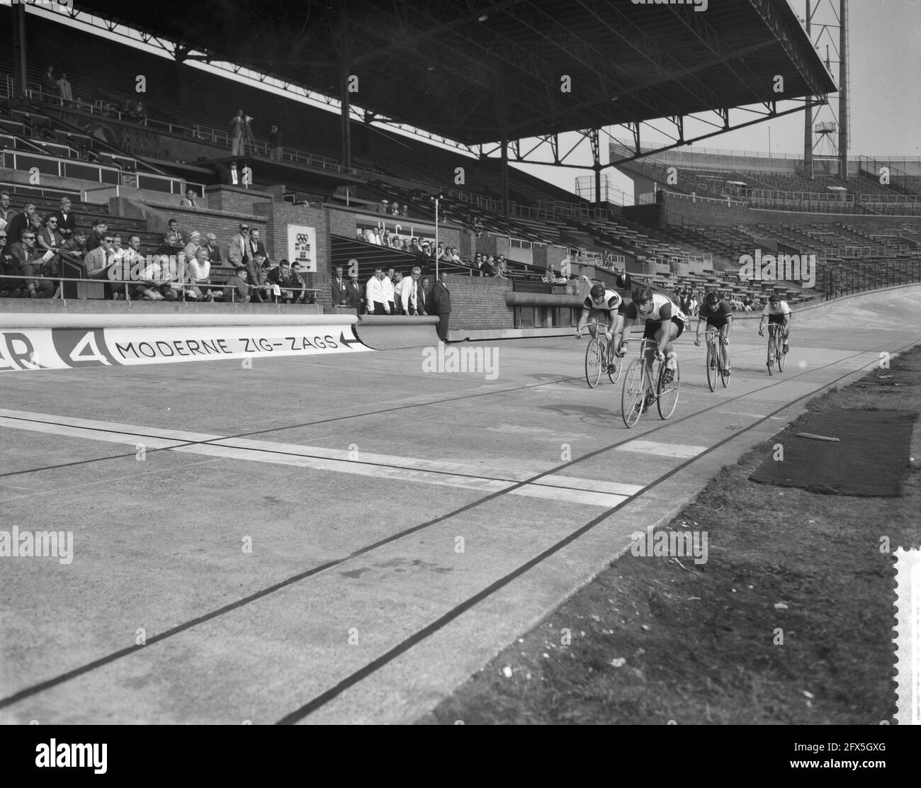 Championnats du monde en vélo sur la piste dans le stade olympique d'Amsterdam, vainqueur Vladimir Leonov (URSS), 8 août 1959, pays-Bas, agence de presse du XXe siècle photo, news to remember, documentaire, photographie historique 1945-1990, histoires visuelles, L'histoire humaine du XXe siècle, immortaliser des moments dans le temps Banque D'Images