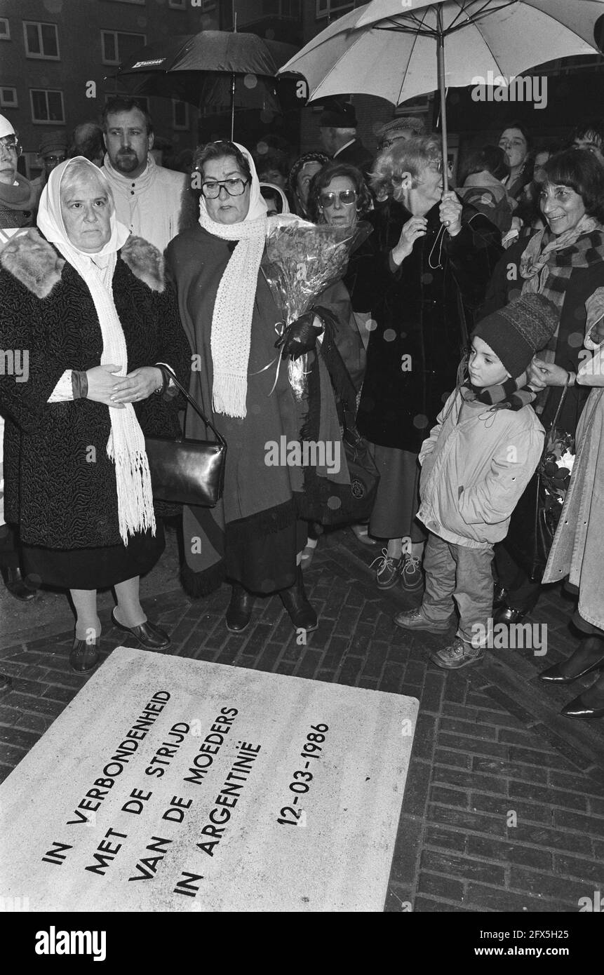 Pierre commémorative dévoilée sur la place des mères stupides à Amsterdam-Osdorp par le président Hebe de Bonafine d'Argentine, le 12 mars 1986, mémoriaux, mères, dévoilement, Femmes, pays-Bas, Agence de presse du XXe siècle photo, nouvelles à retenir, documentaire, photographie historique 1945-1990, histoires visuelles, L'histoire humaine du XXe siècle, immortaliser des moments dans le temps Banque D'Images