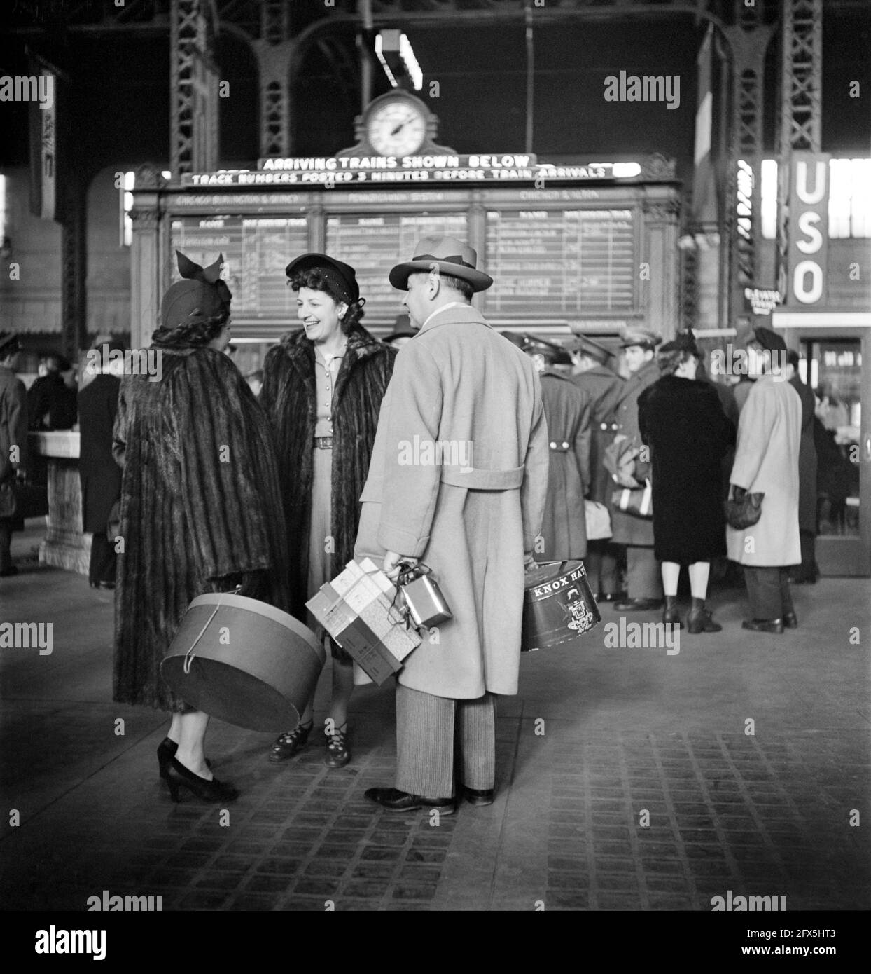 Foule de personnes attendant des trains à Concourse, Union Station, Chicago, Illinois, États-Unis, Jack Delano, Bureau américain de l'information sur la guerre, janvier 1943 Banque D'Images