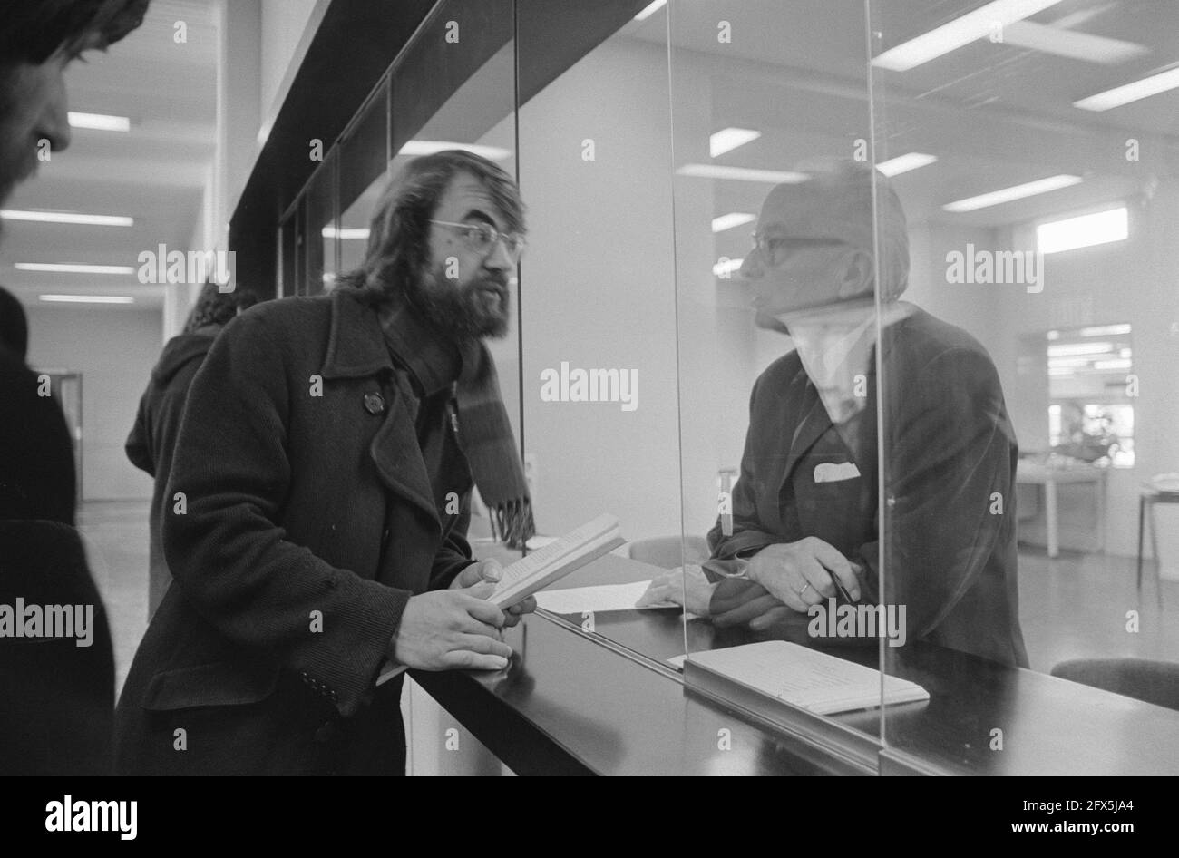 Le conseiller municipal Roel van Duyn (Gnome) s'inscrit comme preneur de recensement au registre civil, Amsterdam, 2 février 1971, conseillers municipaux, Pays-Bas, Agence de presse du XXe siècle photo, nouvelles à retenir, documentaire, photographie historique 1945-1990, histoires visuelles, L'histoire humaine du XXe siècle, immortaliser des moments dans le temps Banque D'Images