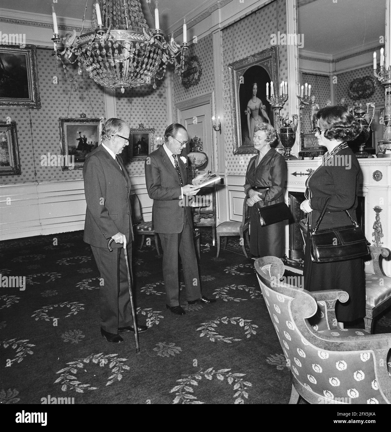 Le Prince Bernhard reçoit le livre Leo de Mme Funke, à Paleis Soestdijk, 16 novembre 1977, livres, Pays-Bas, Agence de presse du XXe siècle photo, nouvelles à retenir, documentaire, photographie historique 1945-1990, histoires visuelles, L'histoire humaine du XXe siècle, immortaliser des moments dans le temps Banque D'Images