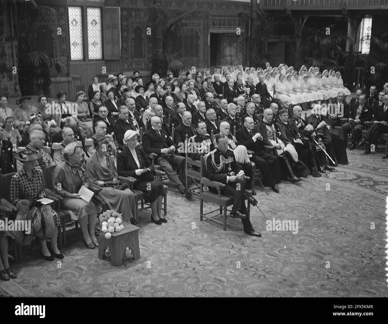 Prince Bernhard Commandant de la Terre dans l'ordre de Saint-Jean Ridderzaal, 26 juin 1954, princes, pays-Bas, agence de presse du xxe siècle photo, nouvelles à retenir, documentaire, photographie historique 1945-1990, histoires visuelles, L'histoire humaine du XXe siècle, immortaliser des moments dans le temps Banque D'Images