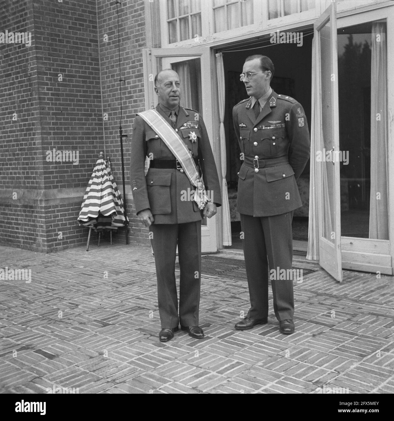 Le Prince Bernhard avec le général canadien Crerar à qui il décerne la Grande Croix dans l'ordre d'Orange-Nassau avec Swords, 20 juillet 1945, militaire, prix, princes, pays-Bas, agence de presse du XXe siècle photo, news to remember, documentaire, photographie historique 1945-1990, histoires visuelles, L'histoire humaine du XXe siècle, immortaliser des moments dans le temps Banque D'Images