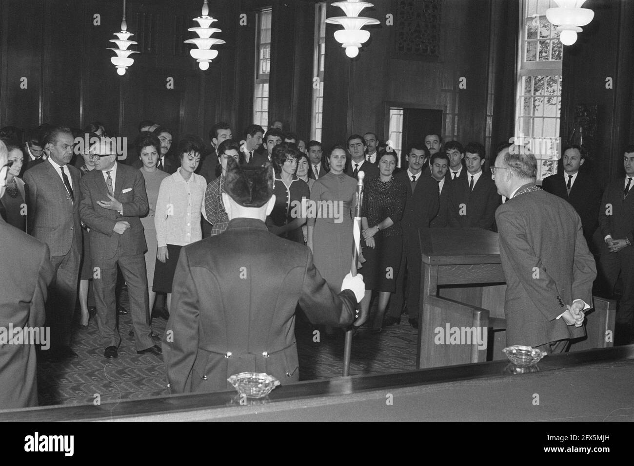 Danseurs géorgiens au B and W, vu de derrière Van den Bergh (maire adjoint), 15 novembre 1962, danseurs, pays-Bas, agence de presse du xxe siècle photo, nouvelles à retenir, documentaire, photographie historique 1945-1990, histoires visuelles, L'histoire humaine du XXe siècle, immortaliser des moments dans le temps Banque D'Images