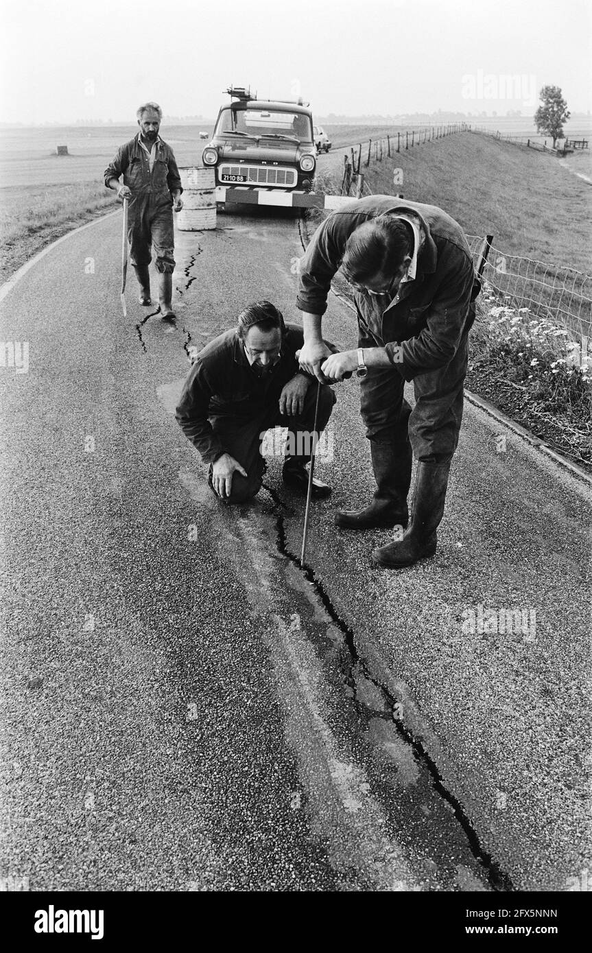 Un tuyau d'eau en rupture tire une fissure de 75 m dans la digue près de Halfweg; le personnel des travaux nautiques provinciaux nord-néerlandais (PWN) évalue les dommages, 24 juillet 1979, digues, échecs, Approvisionnement en eau, employés, pays-Bas, agence de presse du XXe siècle photo, news to remember, documentaire, photographie historique 1945-1990, histoires visuelles, L'histoire humaine du XXe siècle, immortaliser des moments dans le temps Banque D'Images