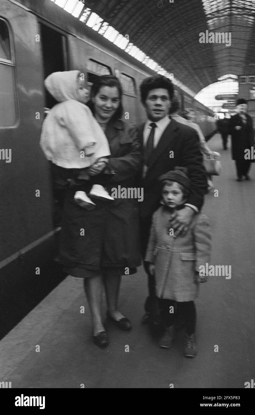 Famille avec deux petits enfants posant devant un train, 14 décembre 1965, arrivée et départ, familles, Enfants, parents, pays-Bas, Agence de presse du XXe siècle photo, nouvelles à retenir, documentaire, photographie historique 1945-1990, histoires visuelles, L'histoire humaine du XXe siècle, immortaliser des moments dans le temps Banque D'Images