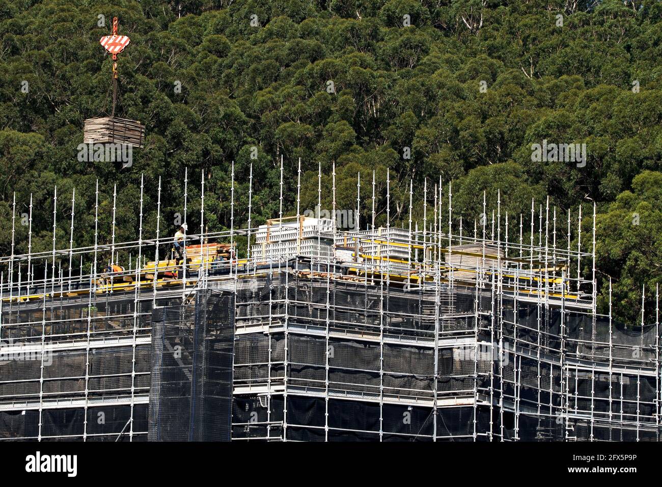 Avril 10. 2021. Ouvrier assemblant des coffrages de plancher à plis et des coffrages muraux en PVC sur le nouveau bloc de l'unité au 56-58 Beane St. Gosford, Australie. Banque D'Images