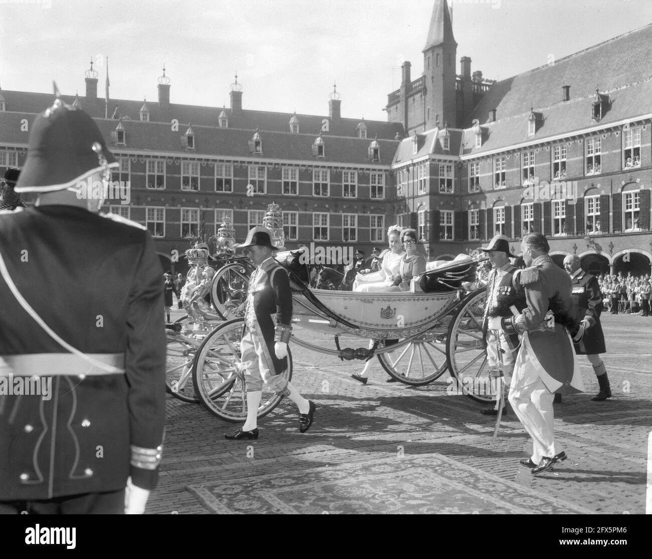 Arrivée de la princesse Margriet et de la princesse Christina à la salle des chevaliers, 20 septembre 1966, princesses, pays-Bas, agence de presse du xxe siècle photo, nouvelles à retenir, documentaire, photographie historique 1945-1990, histoires visuelles, L'histoire humaine du XXe siècle, immortaliser des moments dans le temps Banque D'Images