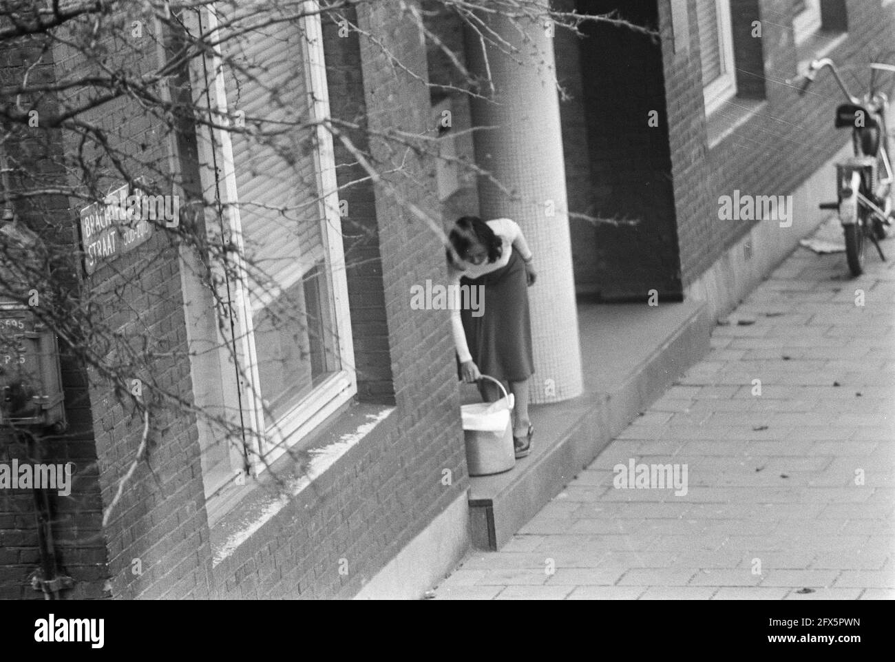 Prise en otage au consulat indonésien à Amsterdam par les Moluques du Sud; prise en otage prise de nourriture, 9 décembre 1975, CONSULATS, otages, Pays-Bas, Agence de presse du XXe siècle photo, nouvelles à retenir, documentaire, photographie historique 1945-1990, histoires visuelles, L'histoire humaine du XXe siècle, immortaliser des moments dans le temps Banque D'Images