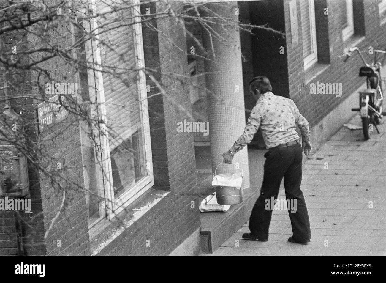 Otage pris au consulat indonésien d'Amsterdam par les Moluques du Sud; No 11: La nourriture est mise à l'arrêt, No 12: La femme prise en otage saisit la nourriture, 9 décembre 1975, consulats, otages, Pays-Bas, Agence de presse du XXe siècle photo, nouvelles à retenir, documentaire, photographie historique 1945-1990, histoires visuelles, L'histoire humaine du XXe siècle, immortaliser des moments dans le temps Banque D'Images